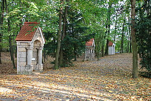 Haslau-Maria Ellend, Wallfahrtsanlage, ab 1910 in der Achse der Kirche errichtet, Kreuzweg zum Kalvarienberg führend